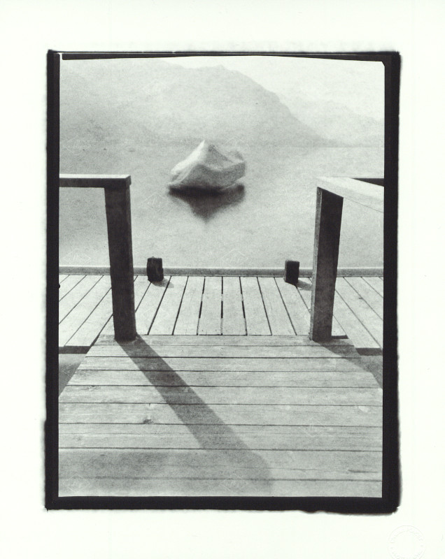 Le Temps suspendu. Collections photographiques. : Christian Poncet Vue du lac d’Annecy, 1998 Tirage contact, photographie au sténopé 24 x 30 cm © Christian Poncet